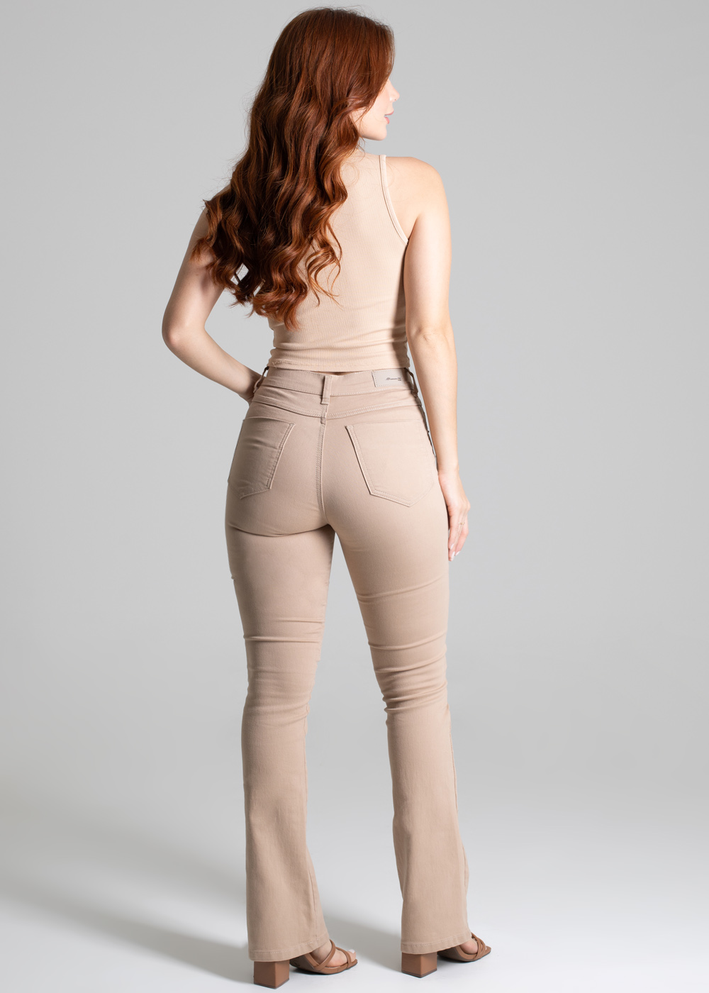 Calça flare vista traseira